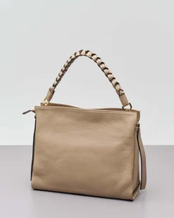 Borsa beige in pelle martellata con spallaccio intrecciato e tracolla più lunga removibile