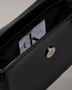 Borsa Calvin Klein a tracolla in similpelle nera con logo monogramma
