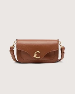 Borsa color cognac C-me Medium in pelle martellata con fibbia logo sulla patta di chiusura