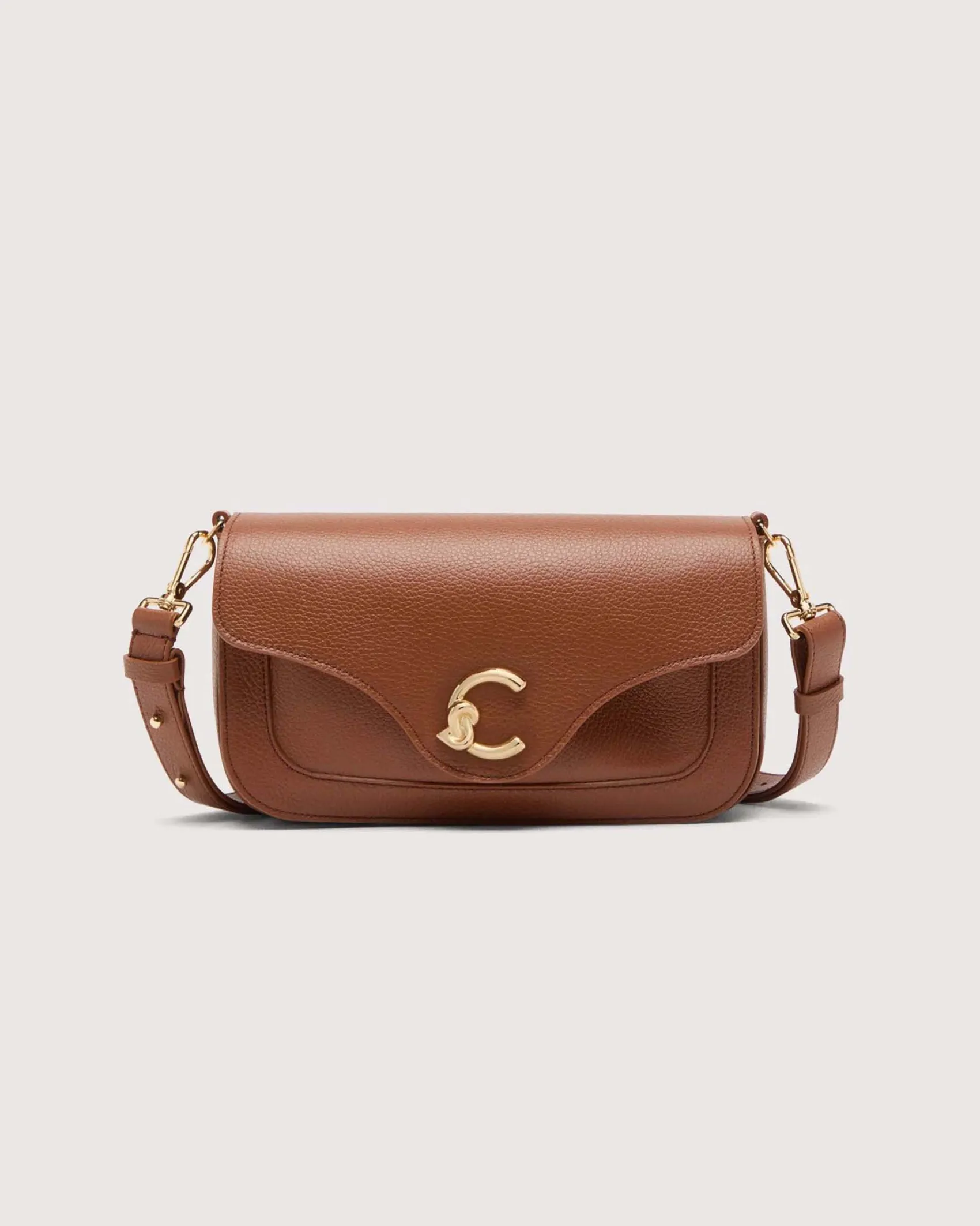 Borsa color cognac C-me Medium in pelle martellata con fibbia logo sulla patta di chiusura