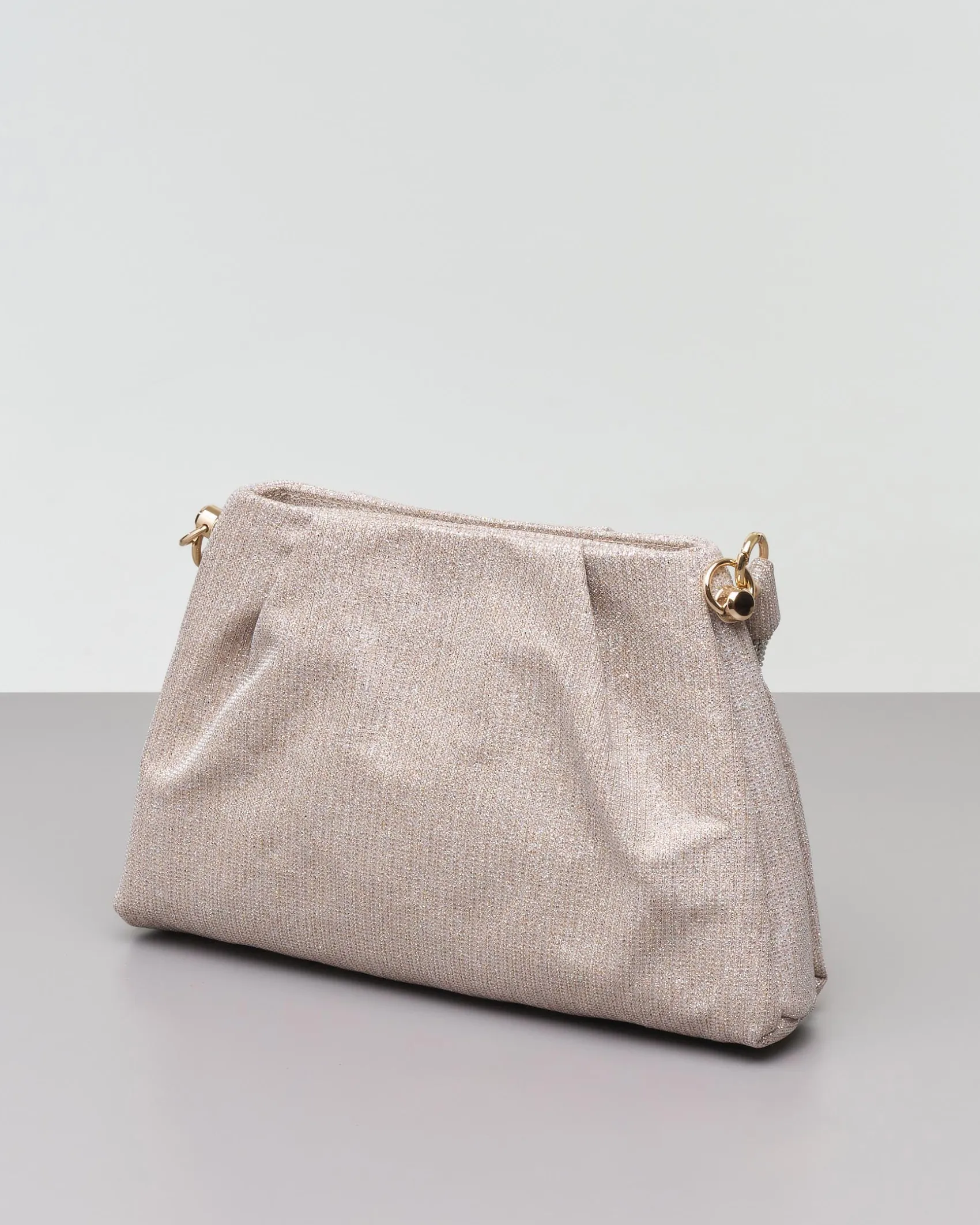 Borsa color platino in tessuto glitter con manico rivestito in strass argento