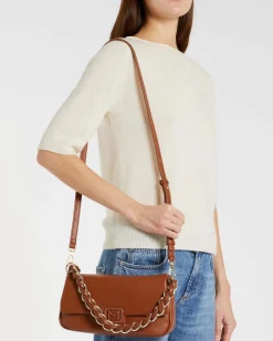 Borsa Emily Marella color cuoio in similpelle liscia con catena a intreccio e patta con fibbia logo smaltata