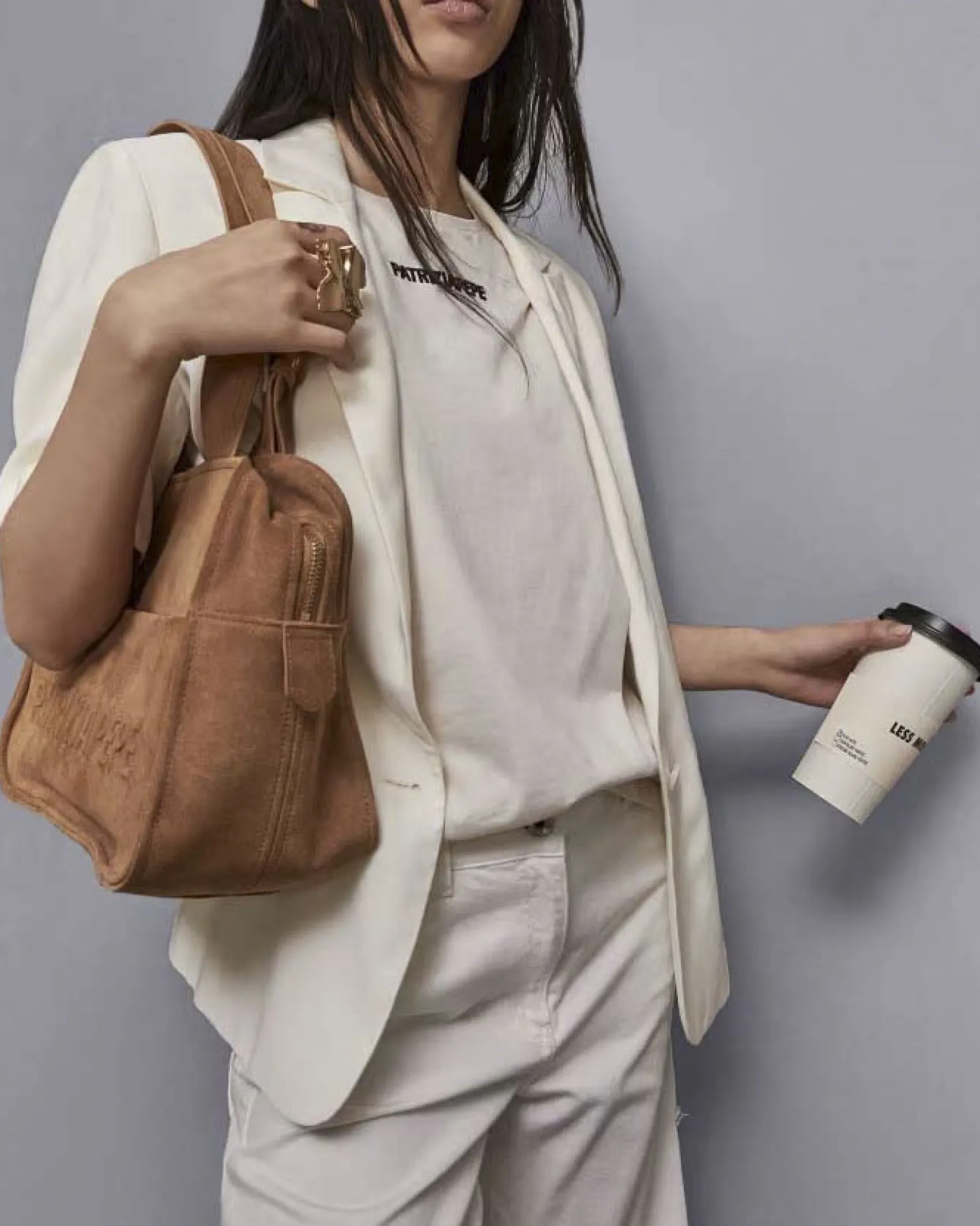Borsa (IM)PERFECTION color cuoio in suede Patrizia Pele con scritta logo a rilievo e manici regolabili