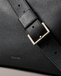 Borsa messenger a tracolla Calvin Klein Jeans nera in similpelle martellata