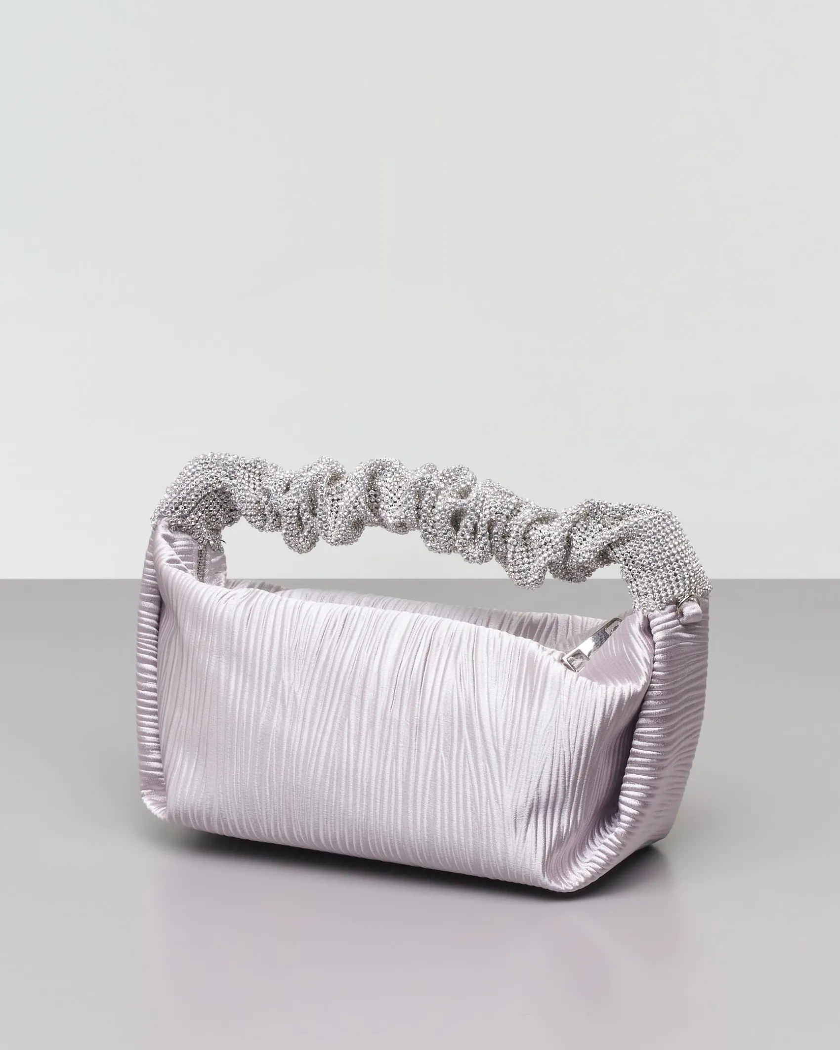 Borsa mini a mano color argento in raso goffrato con manico rivestito in strass tono su tono