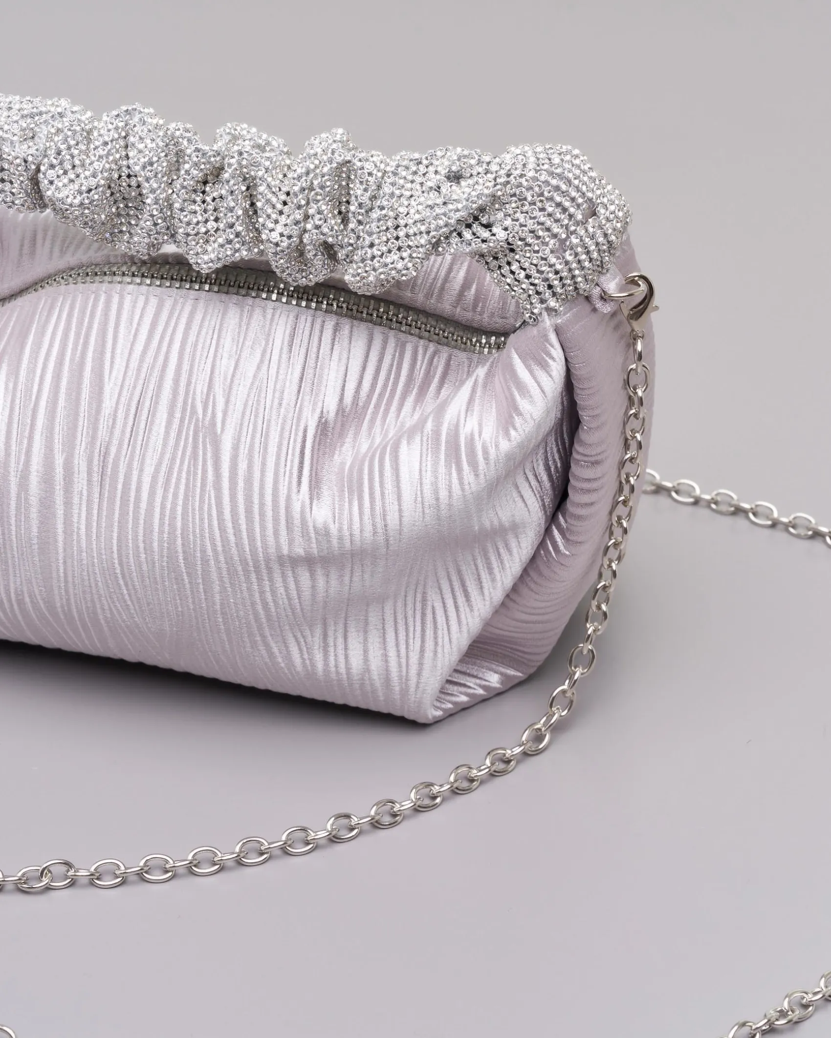 Borsa mini a mano color argento in raso goffrato con manico rivestito in strass tono su tono