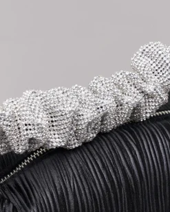 Borsa mini a mano nera in raso goffrato con manico rivestito in strass argento
