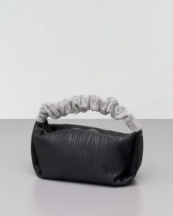 Borsa mini a mano nera in raso goffrato con manico rivestito in strass argento