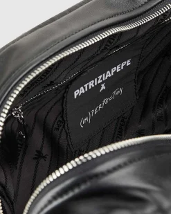 Borsa nera a bauletto in pelle liscia con scritta logo a rilievo e manici regolabili