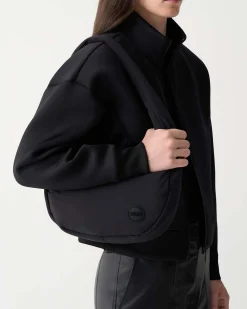 Borsa nera a mezzaluna Colmar Originals in nylon imbottito con patch logo tono su tono