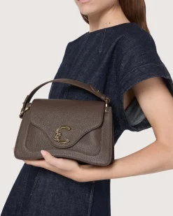 Borsa nera C-me small in pelle martellata con fibbia logo sulla patta di chiusura