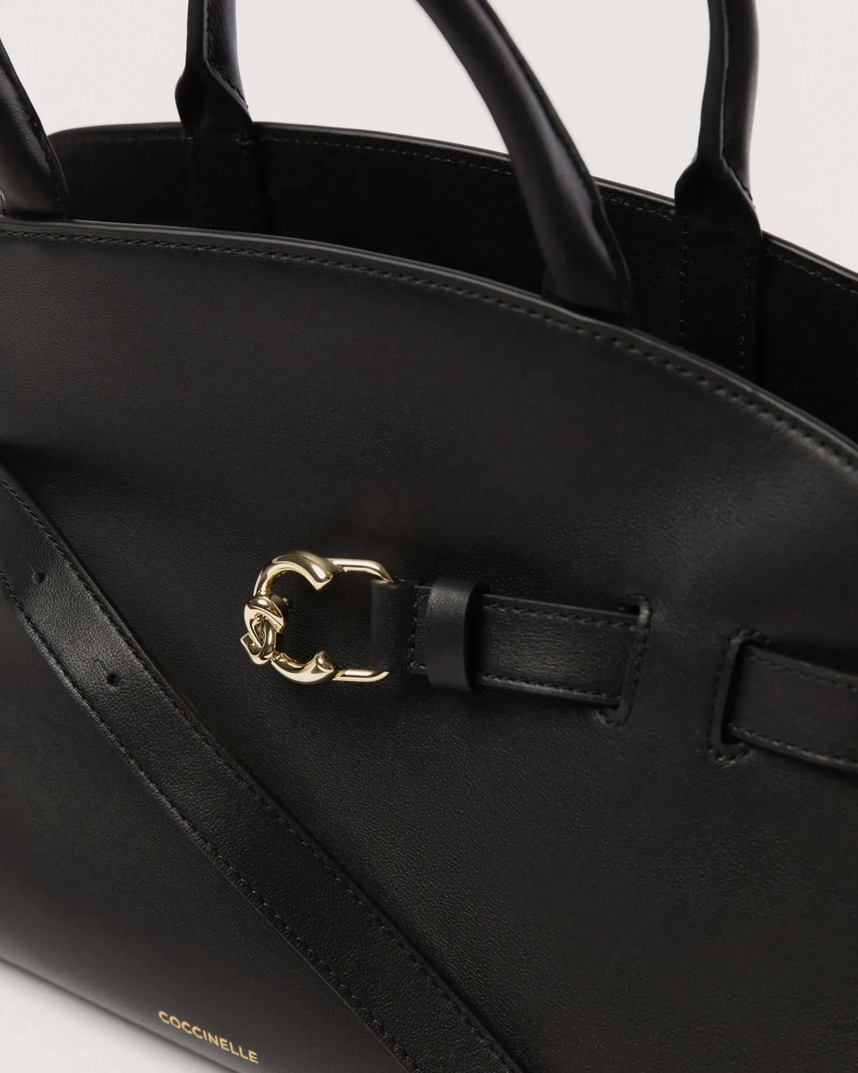 Borsa nera Coccinelle Sabine Medium in pelle liscia con cinturino e fibbia logo dorata