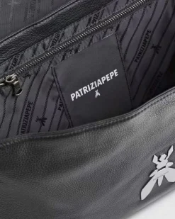 Borsa nera grande Essential Fly Patrizia Pepe con tracolla a catena in metallo e patta di chiusura
