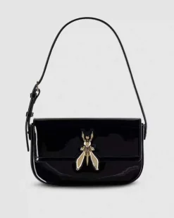Borsa nera in pelle effetto vernice linea ESSENTIAL Patrizia Pepe con logo Fly 3D sulla patta