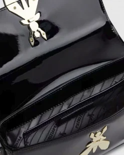Borsa nera in pelle effetto vernice linea ESSENTIAL Patrizia Pepe con logo Fly 3D sulla patta