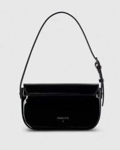 Borsa nera in pelle effetto vernice linea ESSENTIAL Patrizia Pepe con logo Fly 3D sulla patta