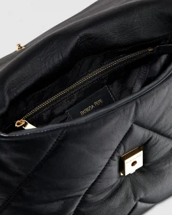 Borsa nera in pelle trapuntata con logo Fly sulla patta di chiusura e tracolla a catena in galvanica light gold