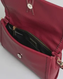 Borsa nera Visonà a busta in pelle martellata con fibbia logo smaltata tono su tono sulla patta di chiusura