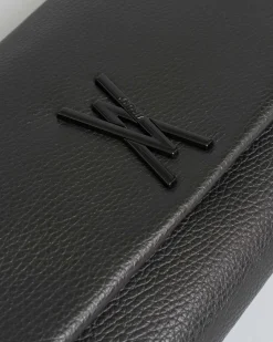 Borsa nera Visonà a busta in pelle martellata con fibbia logo smaltata tono su tono sulla patta di chiusura