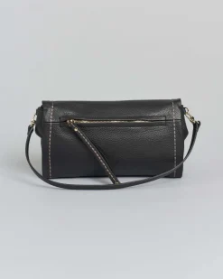 Borsa nera Visonà a busta in pelle martellata con fibbia logo smaltata tono su tono sulla patta di chiusura