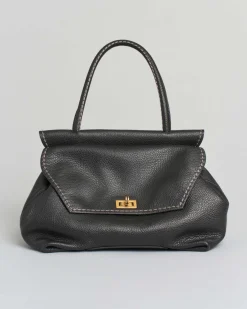 Borsa nera Visonà in pelle martellata con patta squadrata e manico tubolare