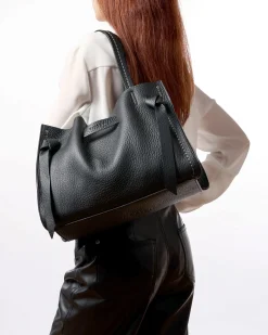 Borsa nera Visonà misura grande in pelle martellata con inserto abbinato a nodi e impunture a contrasto