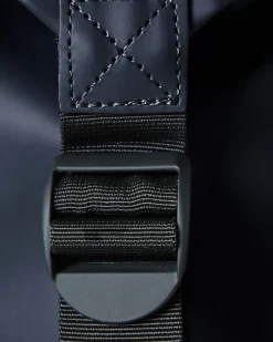 Borsa Rains Weekend Bag blu in tessuto impermeabile effetto gommato con tracolla removibile