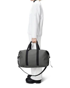 Borsa Rains Weekend Bag grigia in tessuto impermeabile effetto gommato con tracolla removibile