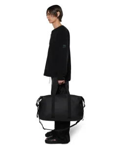 Borsa Rains Weekend Bag nera in tessuto impermeabile effetto gommato con tracolla removibile
