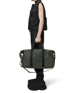 Borsa Rains Weekend Bag verde militare in tessuto impermeabile effetto gommato con tracolla removibile