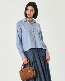 Camicia azzurra cropped in misto cotone a righe bianche