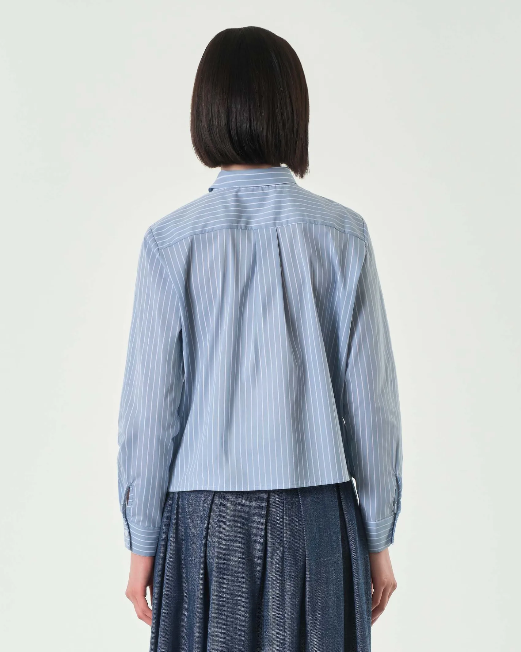 Camicia azzurra cropped in misto cotone a righe bianche