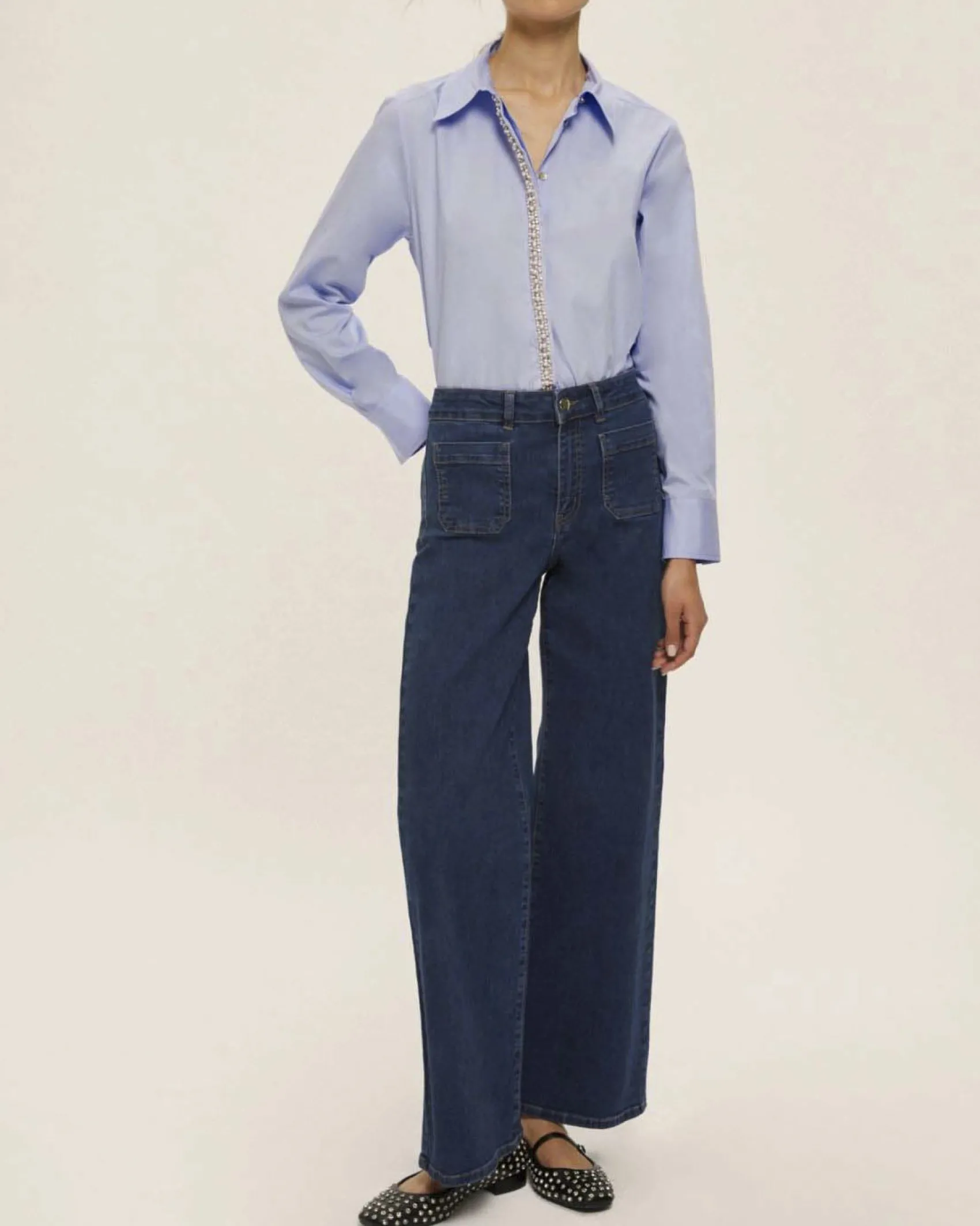 Camicia azzurra Emme Marella in popeline di cotone con strass e perline applicati lungo la chiusura centrale