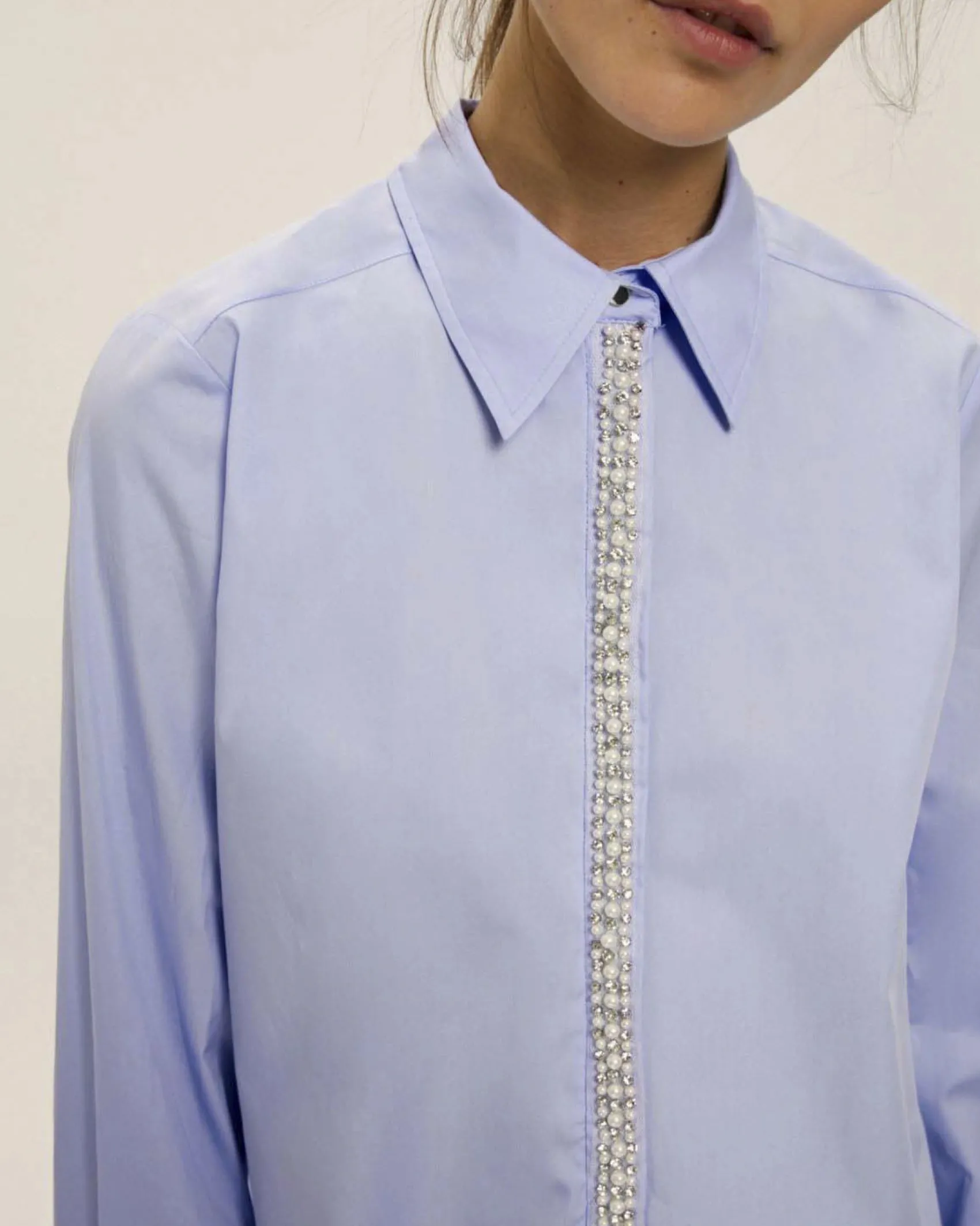 Camicia azzurra Emme Marella in popeline di cotone con strass e perline applicati lungo la chiusura centrale