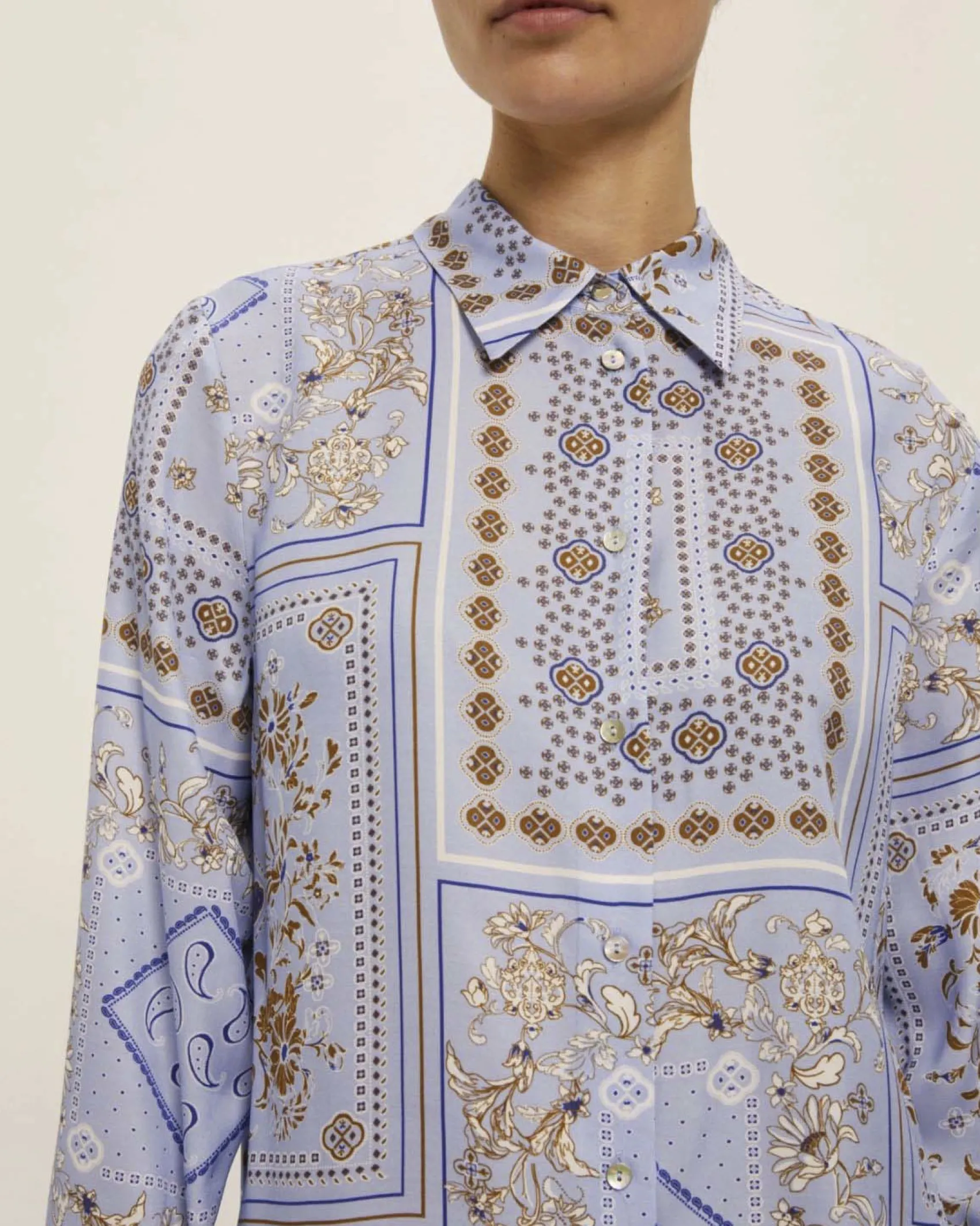 Camicia azzurra Emme Marella in raso di viscosa a stampa foulard
