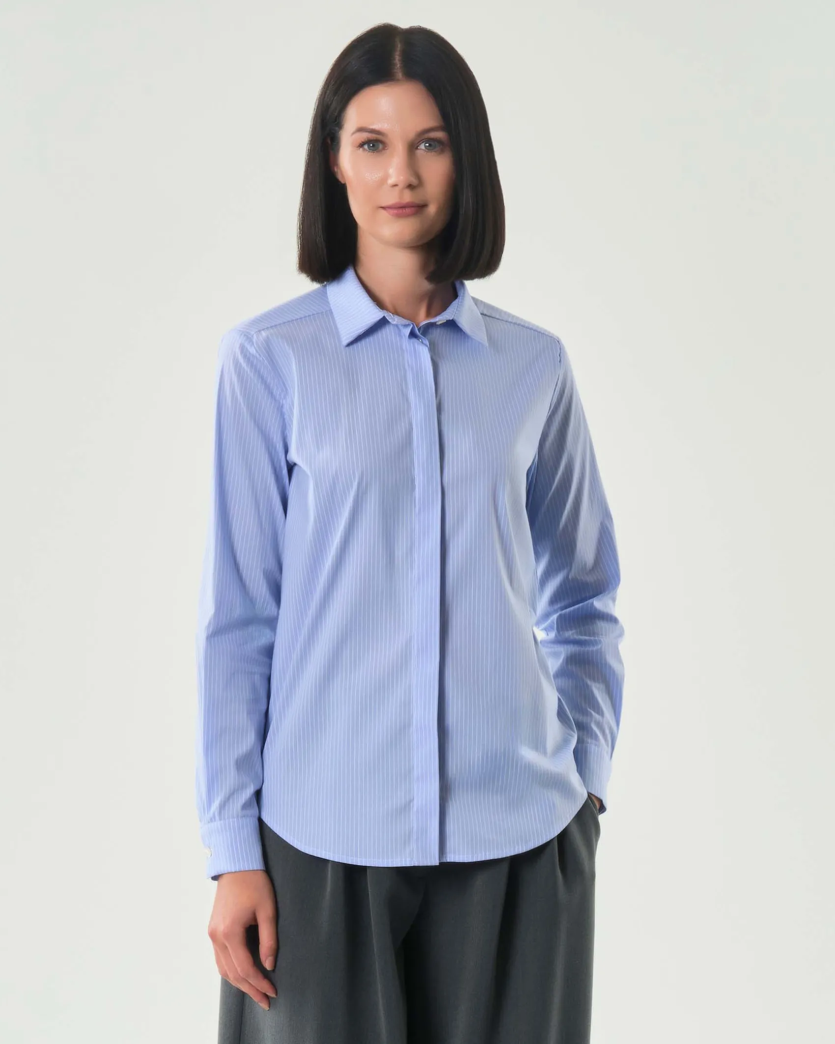 Camicia azzurra Hlo! in misto cotone stretch a righine bianche con chiusura all'inglese
