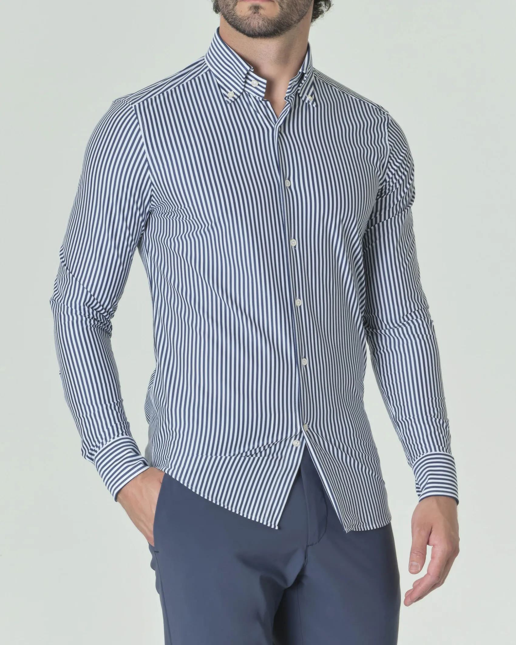 Camicia bastoncino Pellizzari bianca e blu in tessuto tecnico hyper comfort con collo button down