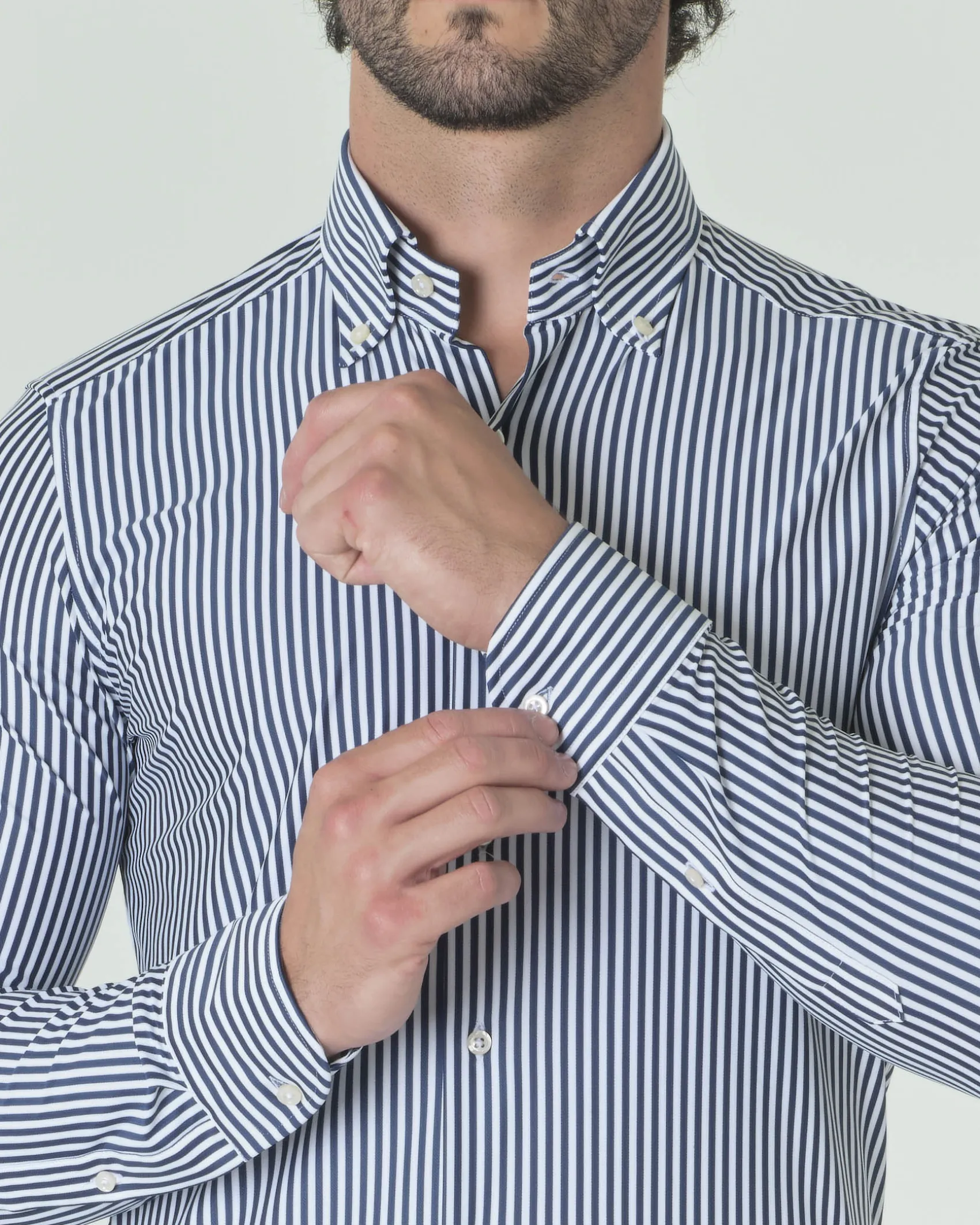 Camicia bastoncino Pellizzari bianca e blu in tessuto tecnico hyper comfort con collo button down