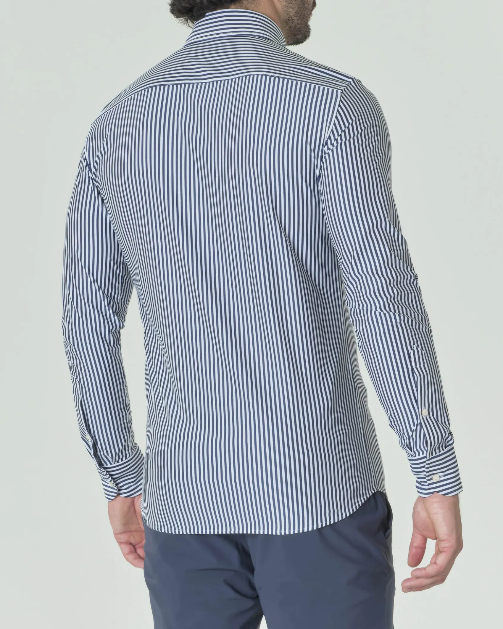 Camicia bastoncino Pellizzari bianca e blu in tessuto tecnico hyper comfort con collo button down