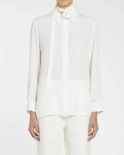Camicia bianca in crêpe de Chine di misto seta con fusciacca e fiore al collo