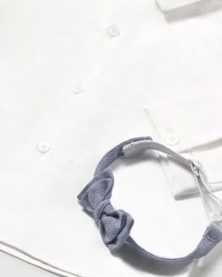 Camicia bianca in popeline di cotone con papillon blu avio in twill