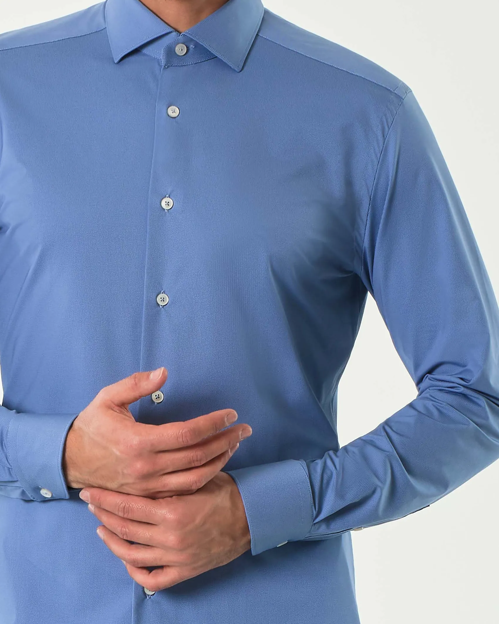Camicia blu indaco micro fantasia in tessuto tecnico active tailor fit