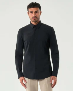 Camicia Boss nera Hank slim fit in tessuto tecnico stretch con colletto Kent