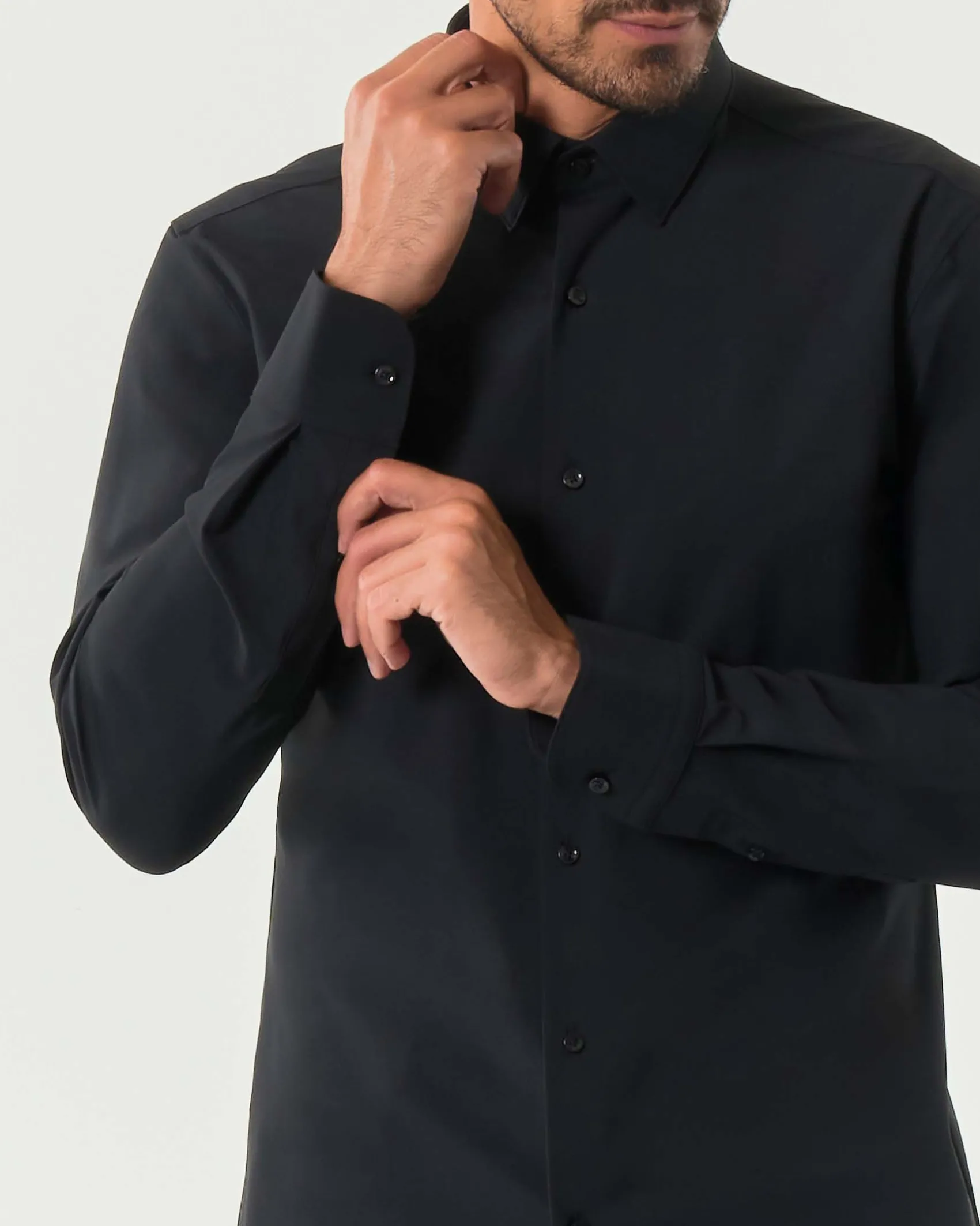 Camicia Boss nera Hank slim fit in tessuto tecnico stretch con colletto Kent