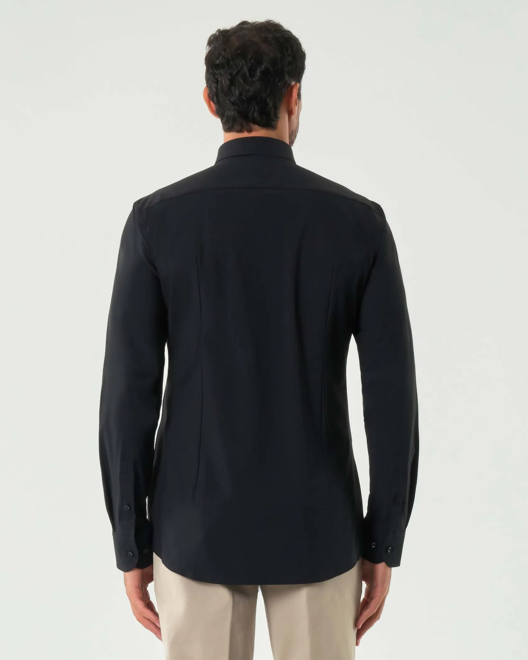Camicia Boss nera Hank slim fit in tessuto tecnico stretch con colletto Kent