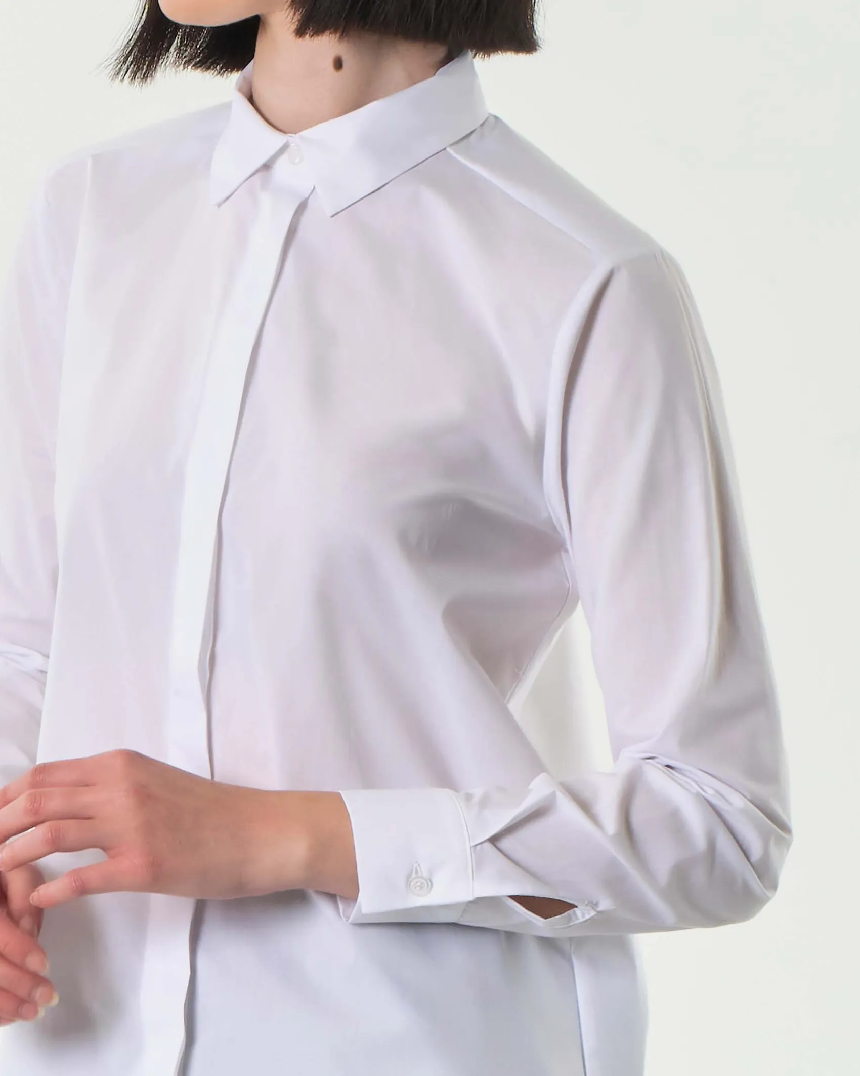 Camicia classica bianca in popeline di cotone con chiusura a bottoni all'inglese