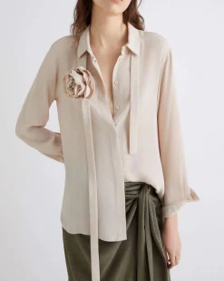Camicia color gesso Marella in crêpe de chine di misto seta con dettaglio floreale al collo