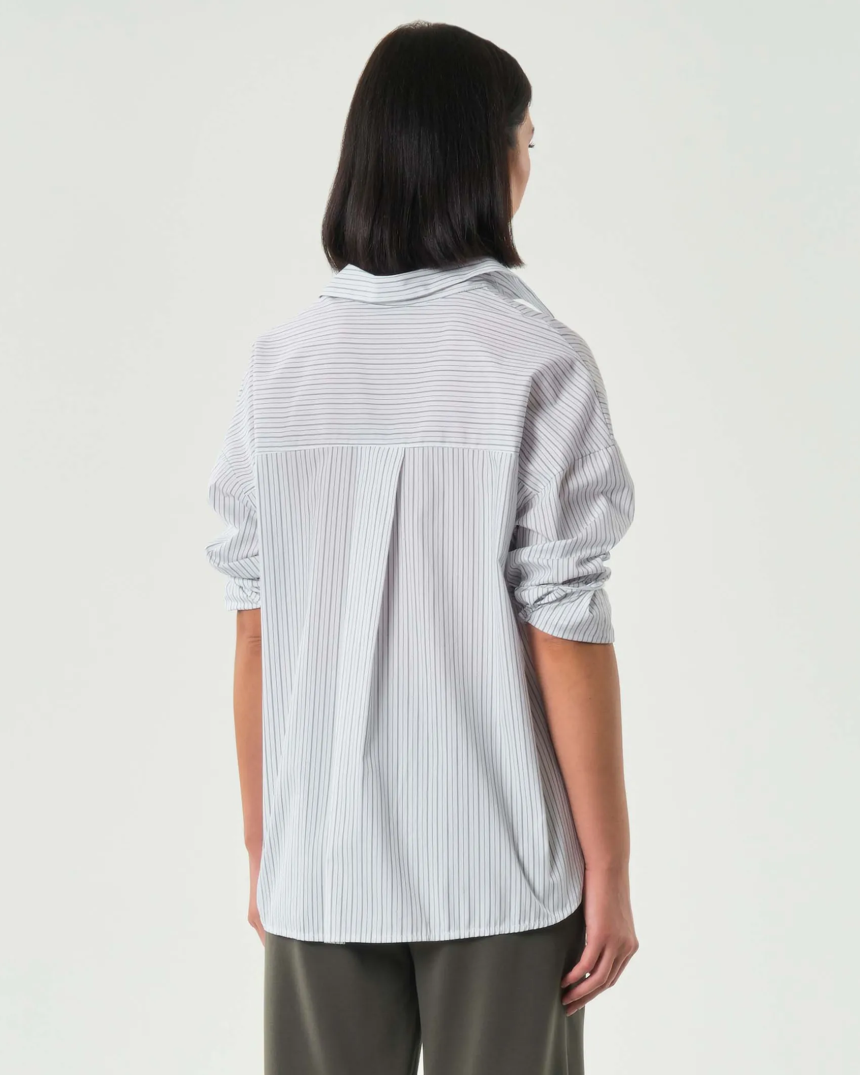 Camicia Hlo! over bianca a righine blu in misto cotone