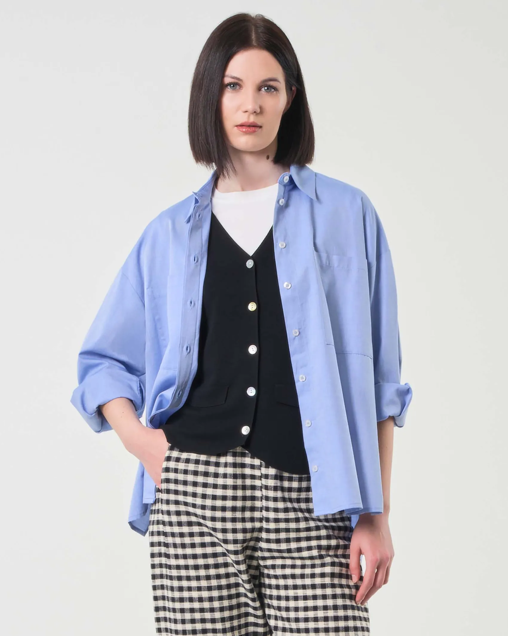 Camicia over azzurra in cotone Oxford con spacchi laterali