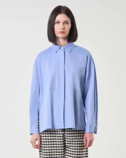 Camicia over azzurra in cotone Oxford con spacchi laterali